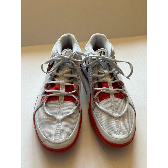 Nike Kyrie Flytrap 6 Athletic Shoes Gray/Red NEW Size 13 - Picture 3 of 9